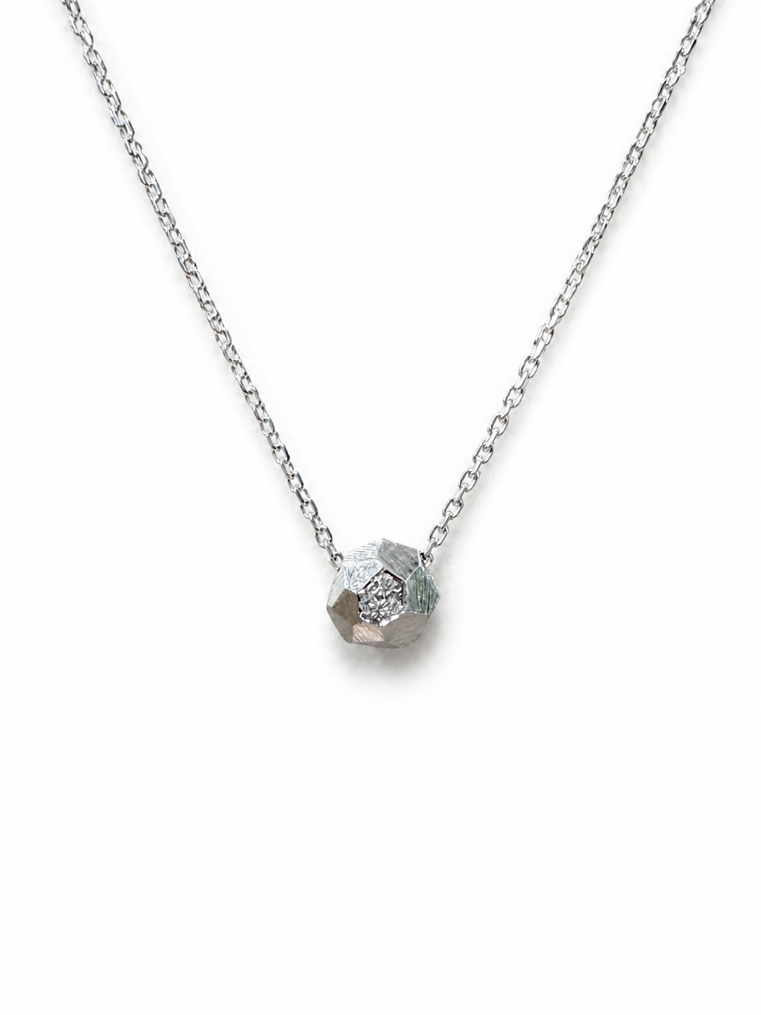Nóva nyaklánc 925 sterling ezüstből, három 1 mm-es labor gyémánttal és 45 cm-es lánccal.