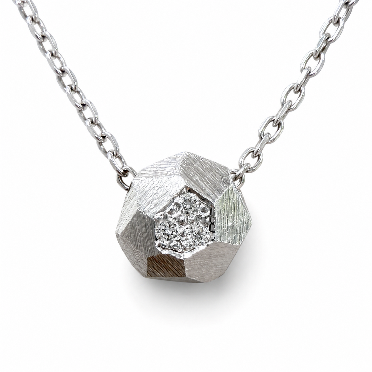 Nóva nyaklánc 925 sterling ezüstből, három 1 mm-es labor gyémánttal és 45 cm-es lánccal.
