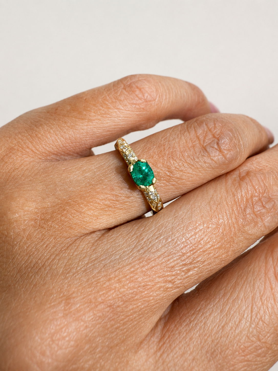NOVA 14K ARANY GYŰRŰ OVÁLIS SMARAGDDAL ÉS GYÉMÁNTOKKAL | ONE OF A KIND - Image 5